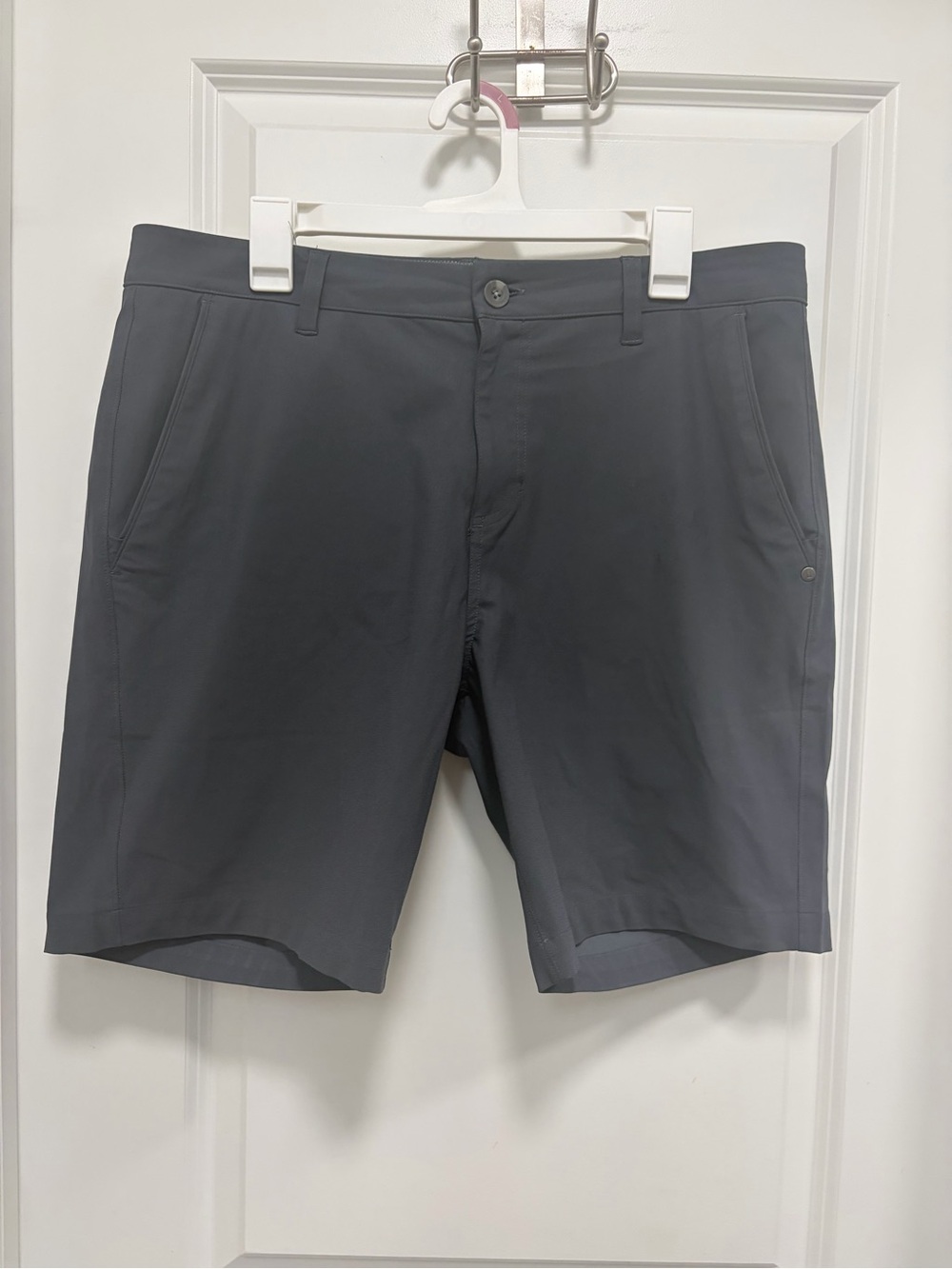 Vuori Men's Flat Front Performance Shorts - Charcoal Gray golf size 34